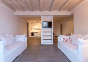 Uma TV ou centro de entretenimento em O Lofos Luxury Boutique Suites