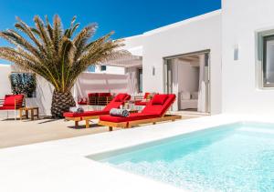 A piscina localizada em O Lofos Luxury Boutique Suites ou nos arredores