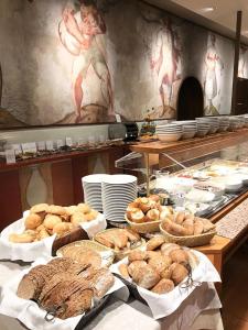 bufet z różnymi rodzajami chleba i wypieków w obiekcie Hotel Stiegl Scala w mieście Bolzano +18 zdjęć