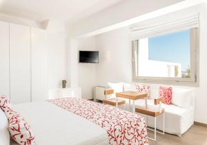 Cama ou camas em um quarto em O Lofos Luxury Boutique Suites