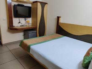 A bed or beds in a room at Hotel Sun Village Near New Delhi Railway Station