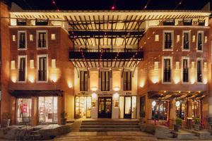 カトマンズにあるHotel Roadhouse, Thamel, Kathmandu- Contemporary Boutiqueのバルコニー付きの大きなレンガ造りの建物です。