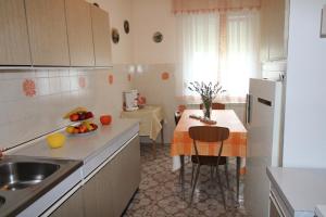 Kuchyň nebo kuchyňský kout v ubytování Apartment Valentina + 13 fotografií
