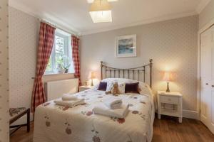 Giường trong phòng chung tại Gardeners Cottage