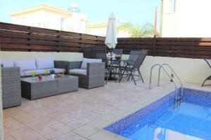 Πισίνα στο ή κοντά στο Natali villa in a perfect location