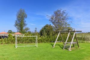 un balancín y un gol de fútbol en un campo en Hof Lueck, en Esens