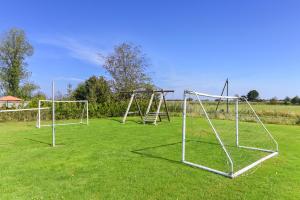 zwei Fußballnetze auf einem Grasfeld in der Unterkunft Hof Lück in Esens