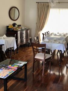 comedor con mesas blancas y espejo en Sli Na Mara en Galway