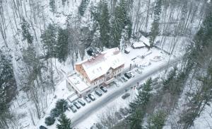 widok z góry na domek na śniegu w obiekcie Dom Nad Wodospadem w Międzygórzu