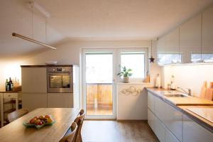 una cocina con una mesa con un bol de fruta. en Appartement Zill, en Tux