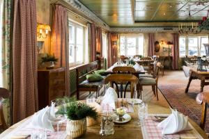 Reštaurácia alebo iné gastronomické zariadenie v ubytovaní Hotel Edelweiss