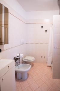 ノヴァーラにあるV12 Apartments - Tadini 14のバスルーム(トイレ、洗面台付)