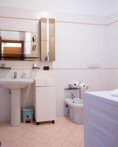 ノヴァーラにあるV12 Apartments - Tadini 14のバスルーム(洗面台、トイレ、鏡付)