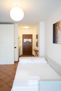 ノヴァーラにあるV12 Apartments - Tadini 14のベッド2台、大型照明が備わる客室です。