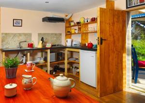 Fintown的住宿－Meadowsweet Forest Lodge，厨房配有木桌和柜台。