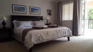 En eller flere senge i et værelse på 18 Greenpoint Mews + 15 billeder