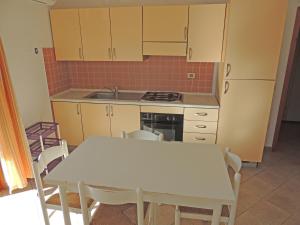 Kuchyň nebo kuchyňský kout v ubytování Residence della Torre Isola Rossa
