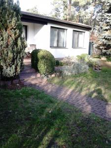 una casa con un camino que conduce a un patio en Ferienhaus Pauline am See, en Müllrose