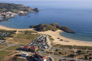 una vista aérea de la playa y del océano en Apartamentos Suaces, en Noja