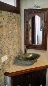 baño con lavabo verde y espejo en ZARATUSTRA. Rodalquilar CENTRO. GRAN terra. WIFI, en Rodalquilar