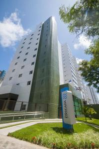 un gran edificio con un cartel delante en Hotel Enseada Boa Viagem en Recife