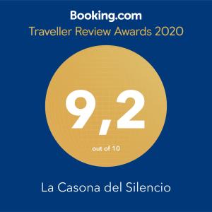 um sinal que lê prémios de revisão de viagens num círculo amarelo em La Casona del Silencio em Canos