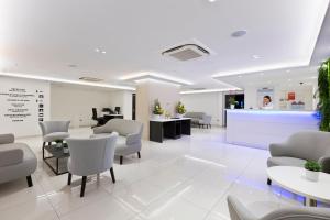 a waiting room with chairs and tables and a counter at Simon's Boutique Hôtel in Paris