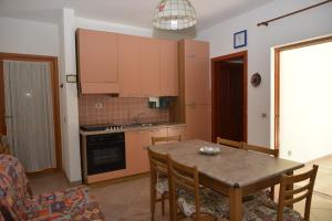 Kuchyň nebo kuchyňský kout v ubytování Residence della Torre Isola Rossa