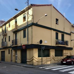 um edifício com um carro estacionado em frente em Mon Residence Sant Jeroni em Manresa