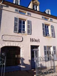 un edificio blanco con un cartel de hotel en Hôtel La Reconce, en Poisson