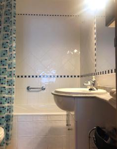 カバナス・デ・タビラにあるCabanas Pool Apartmentのバスルーム(シンク、シャワー、バスタブ付)