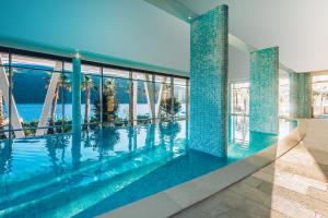 Bazén v ubytování Carine Hotel Kumbor Superior nebo v jeho okolí