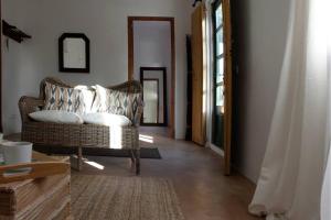 a living room with a couch and a mirror at Casa Mediterranea en pueblo de mar in Cala Figuera