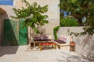 A garden outside Casa Mediterranea en pueblo de mar
