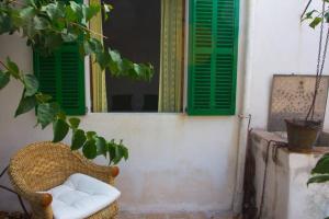 A garden outside Casa Mediterranea en pueblo de mar
