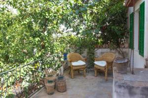 A garden outside Casa Mediterranea en pueblo de mar
