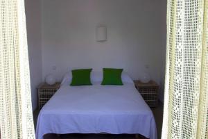 A bed or beds in a room at Casa Mediterranea en pueblo de mar