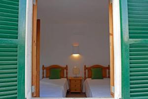A bed or beds in a room at Casa Mediterranea en pueblo de mar