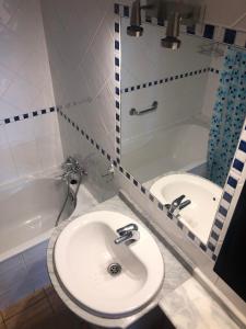 カバナス・デ・タビラにあるCabanas Pool Apartmentのバスルーム(洗面台、トイレ、バスタブ付)