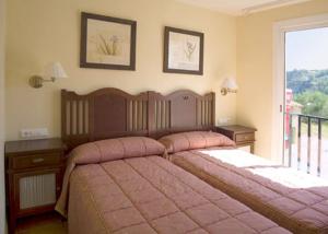 Cirat的住宿－拉彼德拉德爾美迪蒂亞酒店，一间带大床的卧室和一个阳台