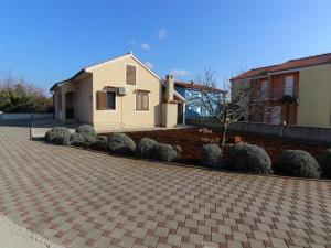 una casa con un vialetto di mattoni di fronte a una casa di Holiday Home Deni a Privlaka (Brevilacqua)