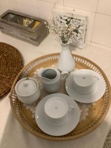 uma mesa com pratos e tigelas e um vaso em Casa Toledo em Las Palmas de Gran Canárias