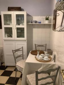 een keuken met een tafel en stoelen en een kast bij Casa Toledo in Las Palmas de Gran Canaria