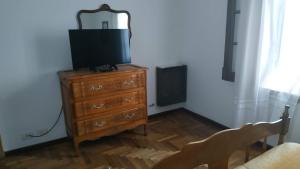 a living room with a dresser with a television on it at Chalet Microcentro Tandil in Tandil