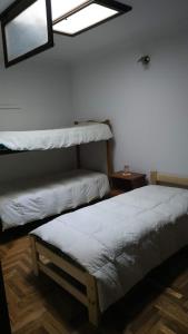 Poschodová posteľ alebo postele v izbe v ubytovaní Chalet Microcentro Tandil
