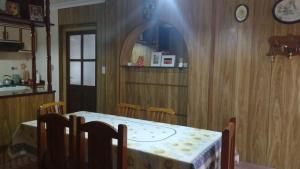 un comedor con mesa y sillas en una habitación en Chalet Microcentro Tandil en Tandil