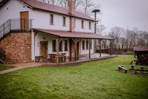 卢巴瓦新城Kacze Bagno - Miejsce Inicjatyw Pozytywnych的白色的房子,设有门廊和草地庭院