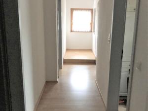 un pasillo vacío con una ventana en una habitación en Apartment in Lauterbach in the Black Forest, en Lauterbach