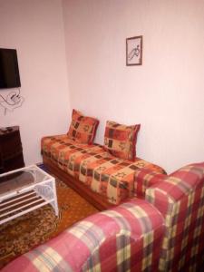 salon z 2 kanapami i telewizorem w obiekcie Elmenzah Apartments w mieście Tarudant