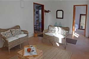 A seating area at Casa Mediterranea en pueblo de mar